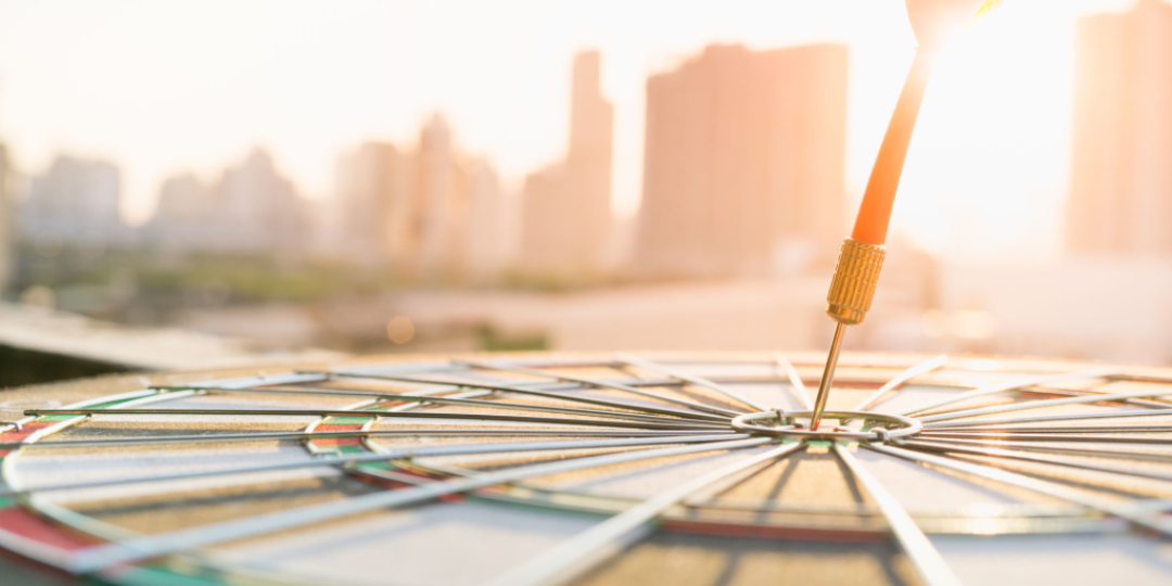 point de vue de la pointe d’une flèche volant vers le centre de la cible sans texte